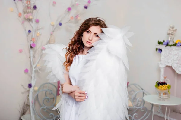 Retrato Una Mujer Joven Ángel Vestido Blanco Está Envuelto Alas — Foto de Stock