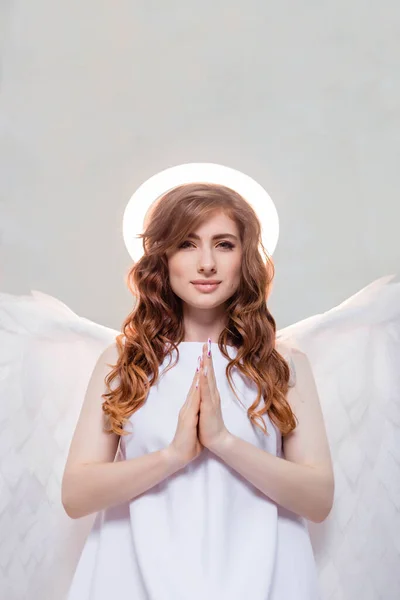 背中の後ろに羽を持つ白いドレスに天使と彼の頭の上にハロー — ストック写真
