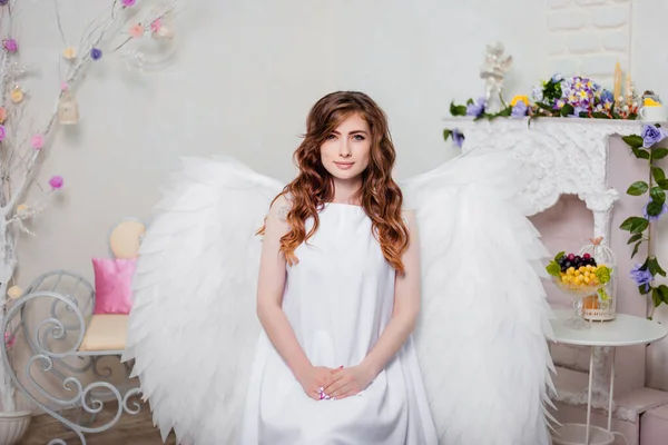 Молодая Женщина Ангел Белом Платье Крыльями Спиной — стоковое фото
