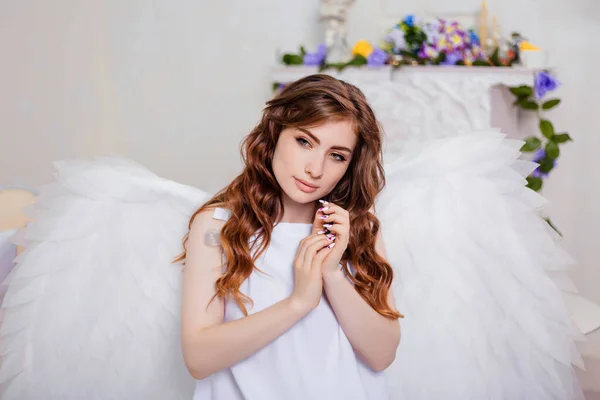 Mladá Žena Anděl Bílých Šatech Křídly Zády — Stock fotografie