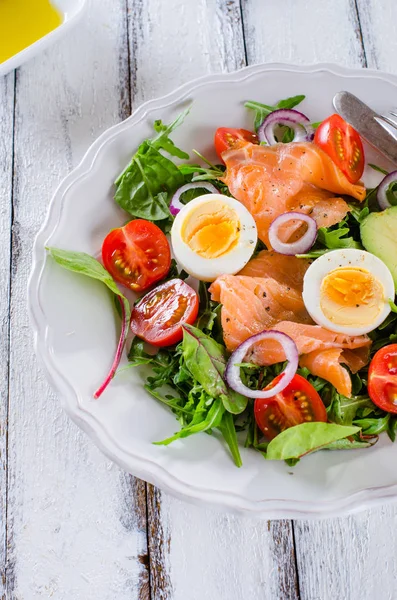 Räucherlachs-Salat mit Gemüse — Stockfoto