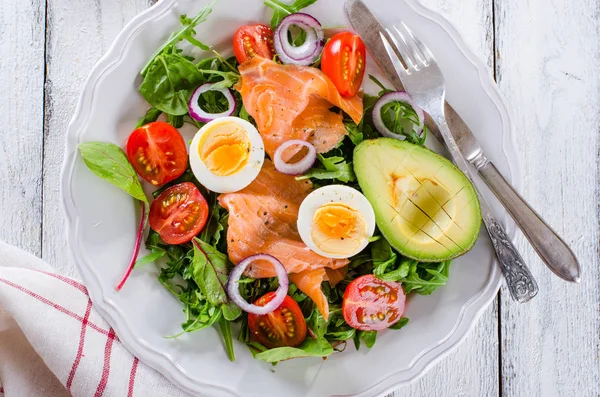 Varmrökt Laxsallad med gröna — Stockfoto