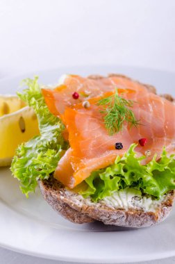 Kızarmış ekmek üzerinde somon füme