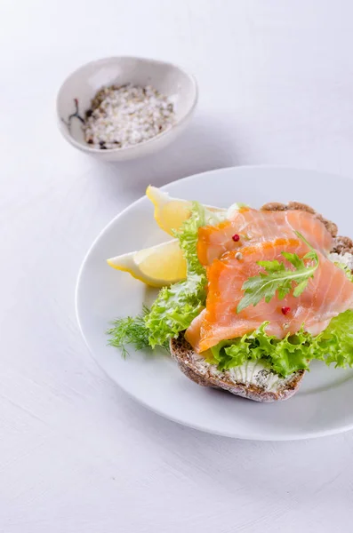 Smoked salmon on toasted bread — Stock Photo, Image