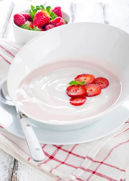 Yogur de fresa fresca en un tazón con bayas frescas — Foto de Stock