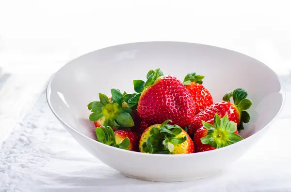 Färska jordgubbar i skål på vit — Stockfoto
