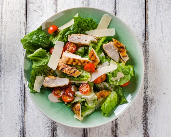 Salada de frango grelhada com tomate e queijo parmesão Fotografias De Stock Royalty-Free