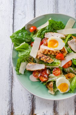 Izgara tavuk salata domates ve parmesan peyniri ile