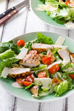 Izgara tavuk salata domates ve parmesan peyniri ile