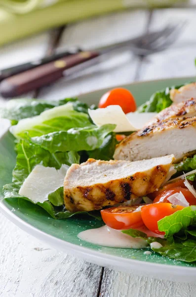 Ensalada de pollo a la parrilla con tomates y queso parmesano — Foto de Stock