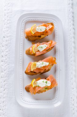 Kızarmış ekmek üzerinde somon füme