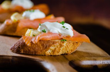 Kızarmış ekmek üzerinde somon füme