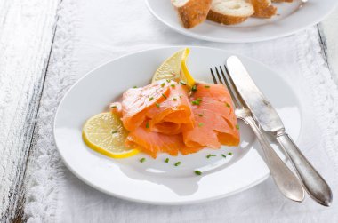 füme somon dilimleri