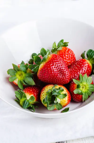 Verse aardbeien in kom op wit — Stockfoto