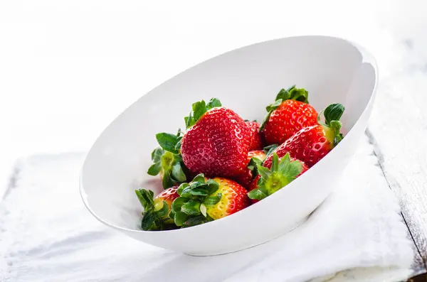 흰색 그릇에 신선한 딸기 — 스톡 사진