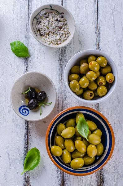 Aceitunas verdes en un plato blanco —  Fotos de Stock