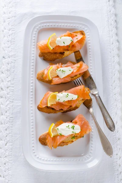 Räucherlachs auf Toastbrot — Stockfoto