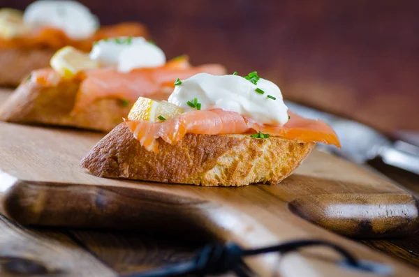 Salmón ahumado sobre pan tostado — Foto de Stock