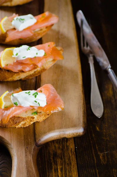 Smoked salmon on toasted bread — Stock Photo, Image