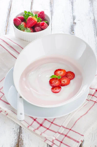 Verse Aardbeien Yoghurt Een Kom Met Verse Bessen — Stockfoto