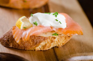 Kızarmış ekmek üzerinde somon füme