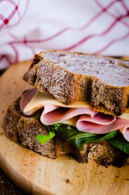 Taze organik ekmek peynir ve Jambonlu sandviç