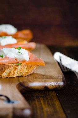 Kızarmış ekmek üzerinde somon füme