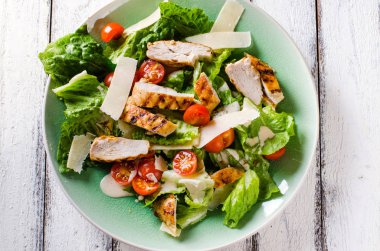 Izgara tavuk salata tamatoes ve parmesan peyniri ile