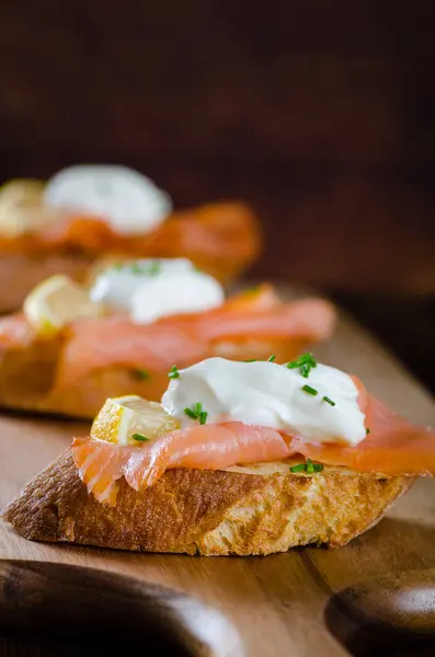 Salmone affumicato sul pane tostato — Foto Stock