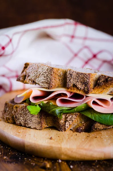 신선한 유기농 빵 치즈와 햄 샌드위치 — 스톡 사진