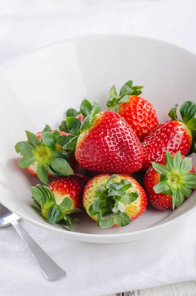 新鲜的草莓，在白色的碗 — 图库照片