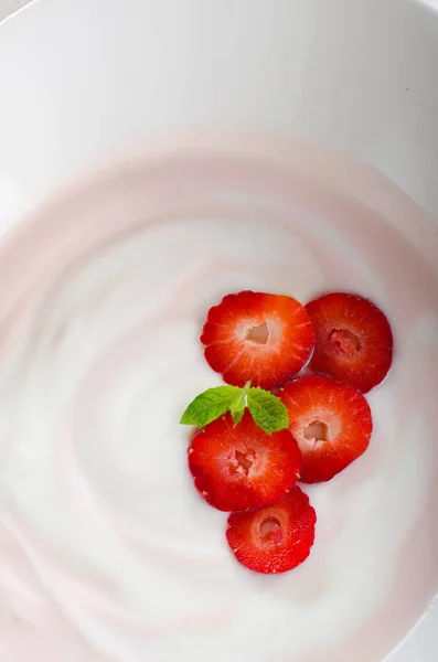Fresh strawberry yoghurt with fresh berries close up — Stock Photo, Image