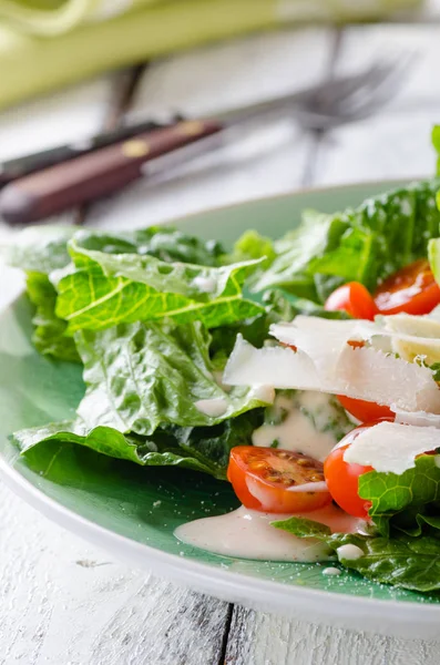 Ensalada verde fresca con tomates y queso parmesano —  Fotos de Stock