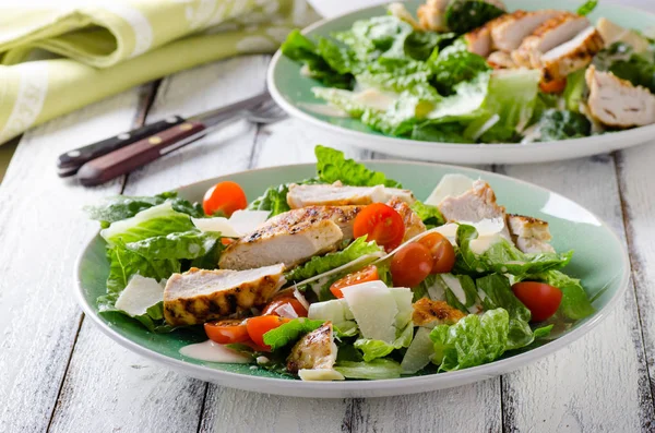 Gegrillter Hühnchensalat mit Tomaten und Parmesan — Stockfoto