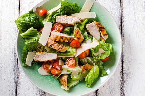 Salade Van Gegrilde Kip Met Spiegelei Parmezaanse Kaas — Stockfoto