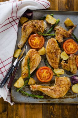 Fırında tavuk kavurma tepsiye sebzeli 