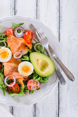 Yeşillik, domates, yumurta ve Avokado salatası somon füme