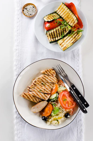 Poitrine Poulet Grillée Avec Salade Taboulé Légumes Grillés — Photo