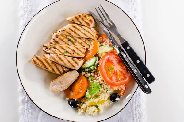 타불러 샐러드와 구운된 가슴살 — 스톡 사진