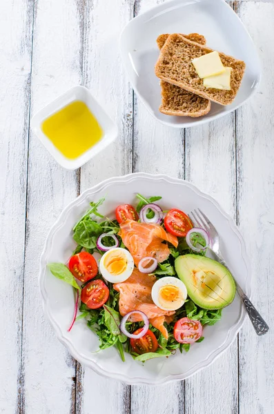 Yeşillik Domates Yumurta Avokado Salatası Somon Füme — Stok fotoğraf