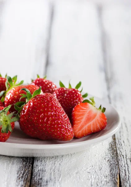 Fresh Ripe Red Strawberries White Plate — Stock Photo, Image