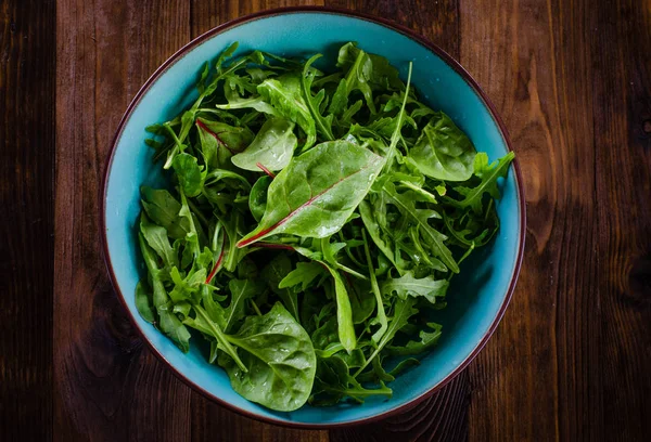 Salada Verde Fresca Com Espinafre Rúcula Mangold Alface — Fotografia de Stock