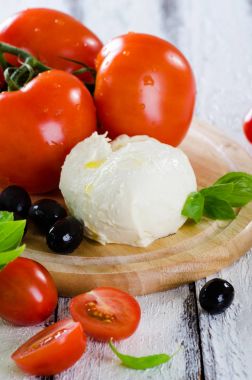 Taze domates, mozzarella ve fesleğen, salata için malzemeler 