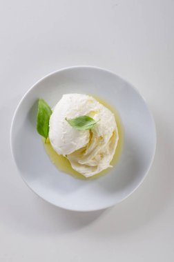 Beyaz plaka üzerinde taze İtalyan mozzarella