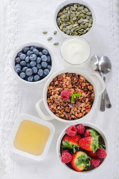 Υγιεινό Πρωινό Granola Μούρα Και Γιαούρτι Λευκό — Φωτογραφία Αρχείου