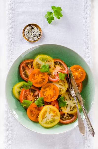 Colorful Heirloom Tomatoes Salad Plate — Stock Photo, Image