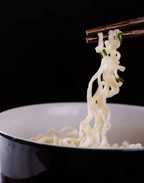 Chopsticks Com Macarrão Asiático Macro Fundo Preto — Fotografia de Stock