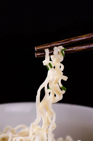 黒い背景にアジア麺マクロの箸 — ストック写真