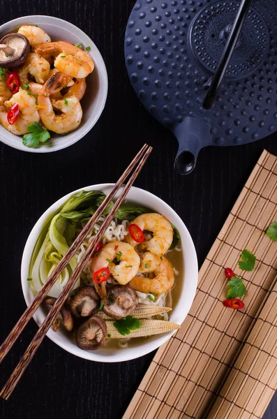 アジア マッシュルームと青梗菜のラーメン — ストック写真