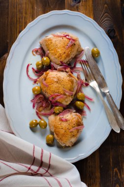 Kavrulmuş tavuk uyluk zeytin ve kırmızı soğan ile